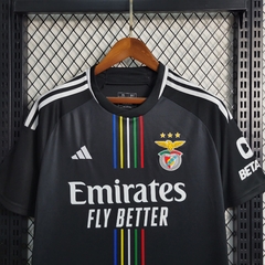 benfica-adidas-2023-2024-away-reserva-2-fora-ii-preto-preta-patrocinios-patrocinadores-patches-patch-camisa-camiseta-nova-lancamento-novo-profissional-torcedor-torcedores-futebol-masculino-masculina-campeonato-uniformes-uniforme-personalizacao-personaliza
