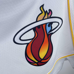 bermuda-do-miami-heat-nike-2024-2023-nike-city-edition-swingman-vermelho-vermelha-branca-conferencia-leste-oeste-masculina-masculino-bermuda-bermudas-shorts-short-basquete-time-nba-uniforme-roupas-roupa-jersey-jerseys-confortavel-nova-lancamento-temporada