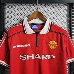 manchester-united-umbro-retro-1998-1999-home-titular-1-casa-vinho-vermelho-vermelha-escuro-liga-dos-campeoes-champions-league-patrocinios-patrocinadores-patches-patch-torcedor-torcedores-futebol-masculino-masculina-frete-gratis-envio-campeonato-internacio