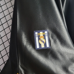 real-madrid-adidas-retro-1999-2001-away-reserva-2-fora-preto-preta-liga-dos-campeoes-champions-league-patrocinios-patrocinadores-patches-patch-torcedor-torcedores-futebol-masculino-masculina-frete-gratis-envio-campeonato-internacional-europa-europeu-europ