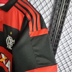 flamengo-adidas-2017-2018-home-titular-1-casa-vermelho-vermelha-preto-preta-patrocinios-patrocinadores-patches-patch-torcedor-torcedores-futebol-masculino-masculina-regata-campeonato-uniformes-uniforme-personalizacao-personalizada-autenticas-autentica-reg
