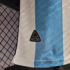 argentina-adidas-2023-2024-home-titular-1-casa-azul-branco-branca-patrocinios-patrocinadores-patches-patch-jogadores-jogador-futebol-masculino-masculina-oficiais-oficial-originais-original-produtos-produto-licenciado-licenciada-campeonato-internacional-in