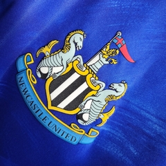 newcastle-asics-retro-1993-1995-away-reserva-2-fora-azul-liga-dos-campeoes-champions-league-patrocinios-patrocinadores-patches-patch-torcedor-torcedores-futebol-masculino-masculina-frete-gratis-envio-campeonato-internacional-europa-europeu-europeus-tecnol