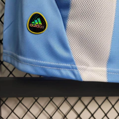 camisa-da-argentina-retrô-adidas-2010-home-1-casa-titular-i-azul-branca-autêntica-antiga-contemporânea-patrociníos-patrocinadores-uniforme-nova-lançamento-novo-profissional-torcedor-torcedores-justa-elastano-futebol-masculina-masculino-confortável-frete-g