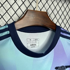 camisa-do-arsenal-adidas-2024-2025-24-25-third-3-terceira-iii-verde-claro-roxa-comprar-temporada-patrocinios-patrocinadores-camisa-camiseta-uniforme-nova-lançamento-novo-profissional-torcedor-jogador-elastano-tecnologia-maculina-masculino-homem-futebol-co