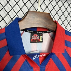 camisa-titular-do-barcelona-kappa-retrô-1997-1998-home-1-casa-i-primeiro-principal-vermelha-azul-antiga-autêntica-contemporãnea-colecionadores-com-patrociníos-patrocinadores-uniforme-nova-lançamento-temporada-profissional-torcedor-torcedores-elastano-fute