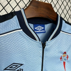 camisa-titular-do-celta-de-vigo-umbro-retrô-1999-2000-home-1-casa-i-primeiro-principal-azul--branca-antiga-autêntica-contemporãnea-colecionadores-com-patrociníos-patrocinadores-uniforme-nova-lançamento-temporada-profissional-torcedor-torcedores-elastano-f