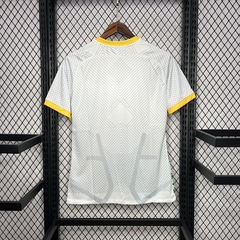 camisa-do-inter-de-milão-nike-2024-2025-24-25-edição-especial-verde-branca-amarela-comprar-temporada-patrocinios-patrocinadores-camisa-camiseta-uniforme-nova-lançamento-novo-profissional-torcedora-torcedor-jogador-elastano-tecnologia-maculina-masculino-ho