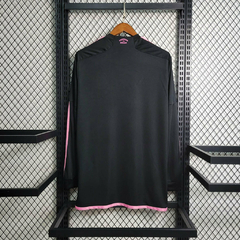camisa-da-inter-miami-adidas-2023-2024-23-24-away-2-fora-reserva-ii-preta-com-rosa-manga-longa-messi-patrocinios-patrocinadores-uniforme-original-oficial-licenciado-nova-temporada-lançamento-profissional-torcedor-torcedores-futebol-masculino-masculina-con
