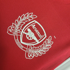 camisa-do-arsenal-retrô-nike-2011-2012-home-1-casa-titular-i-aniversario-125-anos-vermelha-com-branco-patrocinios-patrocinadores-uniforme-original-oficial-licenciado-nova-temporada-lançamento-profissional-torcedor-torcedores-futebol-masculino-masculina-co