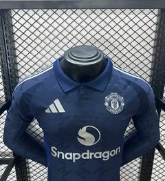 camisa-reserva-do-manchester-united-adidas-2024-2025-24-25-away-2-fora-ii-dois-segunda-azul-escuro-gola-polo-bruno-fernandes-anthony-champions-league-com-patrociníos-patrocinadores-uniforme-nova-lançamento-temporada-profissional-torcedor-torcedores-elasta