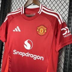 camisa-do-manchester-united-adidas-2024-2025-24-25-home-1-casa-titular-i-vermelho-comprar-temporada-patrocinios-patrocinadores-camisa-camiseta-uniforme-nova-lançamento-novo-profissional-torcedora-torcedor-jogador-elastano-tecnologia-maculina-masculino-hom