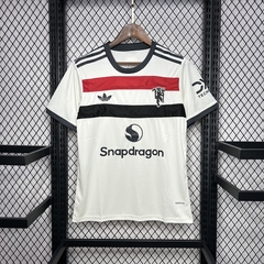 camisa-do-manchester-united-adidas-2024-2025-24-25-third-3-terceira-iii-branca-vermelho-preto-comprar-temporada-patrocinios-patrocinadores-camisa-camiseta-uniforme-nova-lançamento-novo-profissional-torcedora-torcedor-jogador-elastano-tecnologia-maculina-m