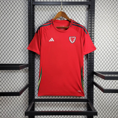 camisa-do-país-de-gales-adidas-2024-2025-24-25-home-1-casa-titular-i-primeiro-jogo-vermelha-gareth-bale-euro-copa-patrocinios-patrocinadores-uniforme-original-oficial-licenciado-nova-temporada-lançamento-profissional-torcedor-torcedores-futebol-masculino-