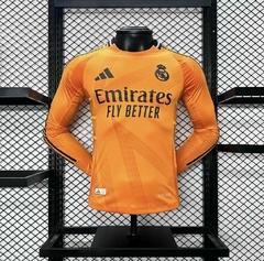 camisa-reserva-do-real-madrid-adidas-2024-2025-24-25-away-2-fora-segunda-dois-ii-vinijr-endrick-rodrygo-mbappé-modric-laranja-manga-cumprida-champions-league-com-patrociníos-patrocinadores-uniforme-nova-lançamento-temporada-profissional-torcedor-torcedore