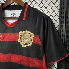 camisa-do-sport-recife-umbro-2024-2025-24-25-home-1-casa-titular-i-primeiro-vermelho-preta-comprar-temporada-patrocinios-patrocinadores-camisa-camiseta-uniforme-nova-lançamento-novo-profissional-torcedora-torcedor-jogador-elastano-tecnologia-maculina-masc