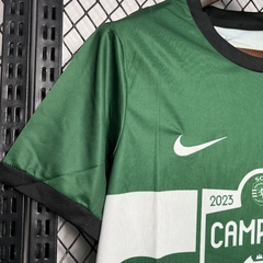 camisa-do-sporting-nike-2023-2024-2025-24-25-edição-comemorativa-campeões-verde-branca-comprar-temporada-patrocinios-patrocinadores-camisa-camiseta-uniforme-nova-lançamento-novo-profissional-torcedora-torcedor-jogador-elastano-tecnologia-maculina-masculin