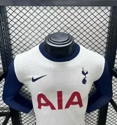 camisa-titular-do-tottenham-nike-2024-2025-24-25-home-1-casa-i-primeiro-um-branca-azul-richarlison-son-champions-league-com-patrociníos-patrocinadores-uniforme-nova-lançamento-temporada-profissional-torcedor-torcedores-elastano-futebol-masculina-masculino