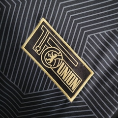 camisa-do-union-berlin-adidas-2023-2024-23-24-champions-league-preta-dourada-patrocinios-patrocinadores-uniforme-nova-lancamento-novo-profissional-torcedor-torcedores-futebol-masculino-masculina-confortavel-frete-gratis-qualidade-loja-confiavel-barata-