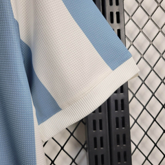 camisa-especial-do-argentina-50-anos-adidas-originals-2024-2025-24-25-branca-azul-messi-aniverssário-comemorativa-com-patrociníos-patrocinadores-uniforme-nova-lançamento-temporada-profissional-torcedor-torcedores-elastano-futebol-masculina-frete-grátis