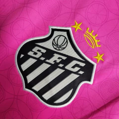 camisa-especial-outubro-rosa-do-santos-umbro-2023-2024-23-24-comemorativa-neymar-jr-com-patrociníos-patrocinadores-uniforme-nova-lançamento-temporada-profissional-torcedor-torcedores-elastano-futebol-masculina-frete-grátis