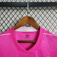 camisa-especial-outubro-rosa-do-santos-umbro-2023-2024-23-24-comemorativa-neymar-jr-com-patrociníos-patrocinadores-uniforme-nova-lançamento-temporada-profissional-torcedor-torcedores-elastano-futebol-masculina-frete-grátis