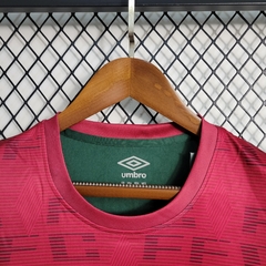 fluminense-umbro-2023-2024-pre-jogo-treino-treinamento-vinho-vermelho-vermelha-verde-escuro-patrocinios-patrocinadores-patches-patch-torcedor-torcedores-futebol-masculino-masculina-regata-campeonato-uniformes-uniforme-personalizacao-personalizada-autentic