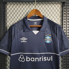 gremio-umbro-2023-2024-goleiro-azul-escuro-patrocinios-patrocinadores-patches-patch-torcedor-torcedores-futebol-masculino-masculina-regata-campeonato-uniformes-uniforme-personalizacao-personalizada-autenticas-autentica-regatas-melhores-linda-lindas-elegan