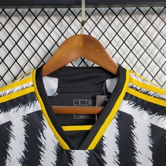 juventus-juve-adidas-2023-2024-home-titular-1-casa-primeiro-primeira-amarelo-amarela-preto-preta-branco-branca-cinza-patrocinios-patrocinadores-patches-patch-torcedor-torcedores-futebol-masculino-masculina-oficiais-oficial-originais-original-produtos-prod