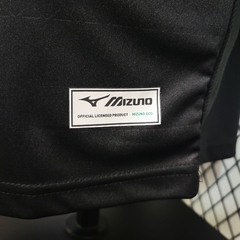 lazio-mizuno-2023-2024-aniversario-de-10-anos-da-copa-da-italia-preto-preta-dourado-dourada-patrocinios-patrocinadores-patches-patch-jogadores-jogador-futebol-masculino-masculina-oficiais-oficial-originais-original-produtos-produto-licenciado-licenciada-c