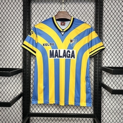camisa-do-málaga-kelme-retrô-1997-1998-away-2-fora-reserva-ii-amarela-azul-patrociníos-patrocinadores-uniforme-antiga-autêntica-contemporânea-rara-valiosa-colecionador-profissional-torcedor-torcedores-elastano-futebol-masculina-masculino-homem-frete-gráti