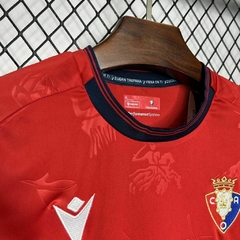 camisa-titular-do-osasuna-macron-2024-2025-24-25-home-1-casa-i-um-primeira-vermelha-com-patrociníos-patrocinadores-uniforme-nova-lançamento-temporada-profissional-torcedor-torcedores-elastano-futebol-masculina-masculino-homem-frete-grátis-comprar-online-b