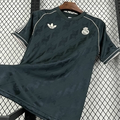 camisa-especial-do-real-madrid-adidas-originals-retro-2024-2025-24-25-concept-cinza-chumbo-coleção-preta-com-patrociníos-patrocinadores-uniforme-nova-lançamento-temporada-profissional-torcedor-torcedores-elastano-futebol-masculina-frete-grátis