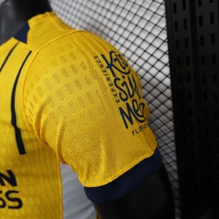 camisa-reserva-do-brighton-nike-2024-2025-24-25-away-2-fora-ii-segunda-alternativa-amarela-preto-com-patrociníos-patrocinadores-uniforme-nova-lançamento-temporada-profissional-torcedor-torcedores-elastano-futebol-masculina-masculino-frete-grátis