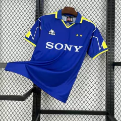 camisa-reserva-do-juventus-kappa-retrô-1996-1997-away-2-fora-ii-azul-amarela-patrociníos-patrocinadores-uniforme-antiga-contemporânea-reliquía-velha-rara-colecionadores-profissional-torcedor-torcedores-elastano-futebol-frete-grátis-envio-rápido