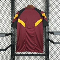 camisa-titular-do-roma-originals-retro-adidas-2024-2025-24-25-vermelho-escuro-amarelo-preto-impermeável-com-patrociníos-patrocinadores-uniforme-nova-lançamento-temporada-profissional-torcedor-torcedores-elastano-futebol-masculina-frete-grátis