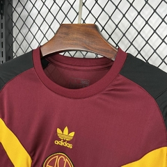 camisa-titular-do-roma-originals-retro-adidas-2024-2025-24-25-vermelho-escuro-amarelo-preto-impermeável-com-patrociníos-patrocinadores-uniforme-nova-lançamento-temporada-profissional-torcedor-torcedores-elastano-futebol-masculina-frete-grátis