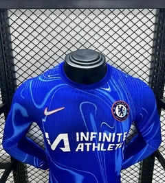 camisa-titular-do-chelsea-nike-2024-2025-24-25-home-1-casa-i-primeiro-principal-azul-manga-longa-com-patrociníos-patrocinadores-uniforme-nova-lançamento-temporada-profissional-torcedor-torcedores-elastano-futebol-masculina-masculino-frete-grátis-