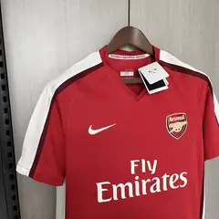 camisa-titular-do-arsenal-nike-retrô-2008-2009-home-1-casa-principal-primeira-vermelha-branca-bergkamp-alternativa-vermelho-branco-patrociníos-patrocinadores-uniforme-antiga-contemporânea-reliquía-velha-rara-colecionadores-profissional-torcedor-torcedores