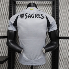 camisa-três-do-benfica-adidas-2024-2025-24-25-third-3-terceira-iii-prata-cinza-verde-com-patrociníos-patrocinadores-uniforme-nova-lançamento-temporada-profissional-torcedor-torcedores-elastano-futebol-masculina-masculino-frete-grátis