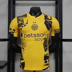 camisa-três-do-inter-de-milão-nike-2024-2025-24-25-third-3-terceira-iii-amarela-preta-lautaro-com-patrociníos-patrocinadores-uniforme-nova-lançamento-temporada-profissional-torcedor-torcedores-elastano-futebol-masculina-masculino-frete-grátis-