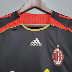 milan-adidas-retro-2006-2007-third-terceiro-terceira-3-vermelho-vermelha-preto-preta-liga-dos-campeoes-champions-league-patrocinios-patrocinadores-patches-patch-torcedor-torcedores-futebol-masculino-masculina-frete-gratis-envio-campeonato-internacional-eu