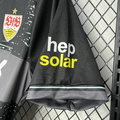 camisa-três-do-stuttgart-jako-2024-2025-24-25-third-3-iii-terceira-preta-cinza-com-patrociníos-patrocinadores-uniforme-nova-lançamento-temporada-profissional-torcedor-torcedores-elastano-futebol-masculina-frete-grátis