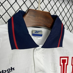 camisa-reserva-do-universidad-de-chile-reebok-retrô-1998-away-2-fora-ii-segunda-alternativa-branca-azul-com-patrociníos-patrocinadores-uniforme-antiga-reliquia-temporada-profissional-torcedor-torcedores-elastano-futebol-masculina-frete-grátis-