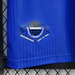 manchester-united-umbro-retro-1996-1997-away-reserva-2-fora-azul-liga-dos-campeoes-champions-league-patrocinios-patrocinadores-patches-patch-torcedor-torcedores-futebol-masculino-masculina-frete-gratis-envio-campeonato-internacional-europa-europeu-europeu