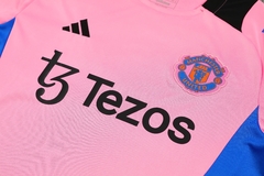 conjunto-de-treino-do-manchester-united-adidas-2024-2025-24-25-rosa-azul-preto-bruno-fernandes-casemiro-camisa-camiseta-regata-quente-short-bermuda-calção-fresco-academia-treino-treinar-treinamento-malhar-novo-nova-lançamento-temporada-profissional-origin