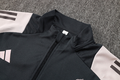 conjunto-agasalho-de-treino-do-real-madrid-adidas-2024-2025-24-25-preta-cinza-zíper-pré-jogo-aquecimento-treino-treinamento-zíper-completo-jaqueta-casaco-corta-vento-inverno-frio-chuva-calça-calção-fresco-academia-treinar-comprar-online