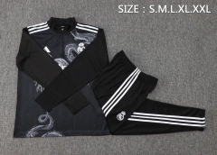 conjunto-agasalho-de-treino-do-real-madrid-adidas-2024-2025-24-25-branco-preto-dragão-cinza-zíper-pré-jogo-aquecimento-treino-treinamento-zíper-completo-jaqueta-casaco-corta-vento-inverno-frio-chuva-calça-calção-fresco-academia-treinar-comprar-online