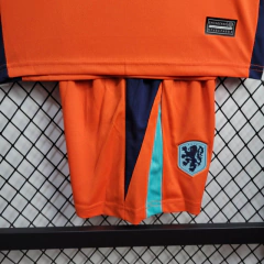 conjunto-infantil-da-holanda-nike-24-25-2024-2025-home-1-casa-titular-i-primeiro-laranja-patrociníos-patrocinadores-uniforme-nova-lançamento-novo-profissional-versão-torcedor-torcedores-elastano-futebol-infanto-kids-masculina-menino-