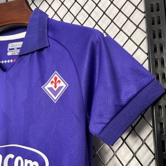 conjunto-infantil-do-fiorentina-kappa-2024-2025-24-25-home-1-casa-i-titular-primeiro-lilás-roxo-azul-roxa-patrocinios-patrocinadores-uniforme-nova-lancamento-novo-infantil-infanto-kids-criança-kit-menino-profissional-jogador-jogadores-masculina-futebol-ma